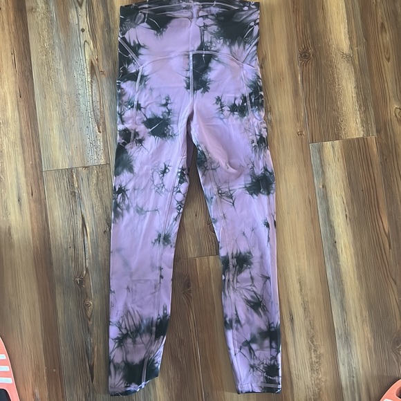 Purple tie dye LULULEMON power thru 25” leggings - Picture 4 of 4